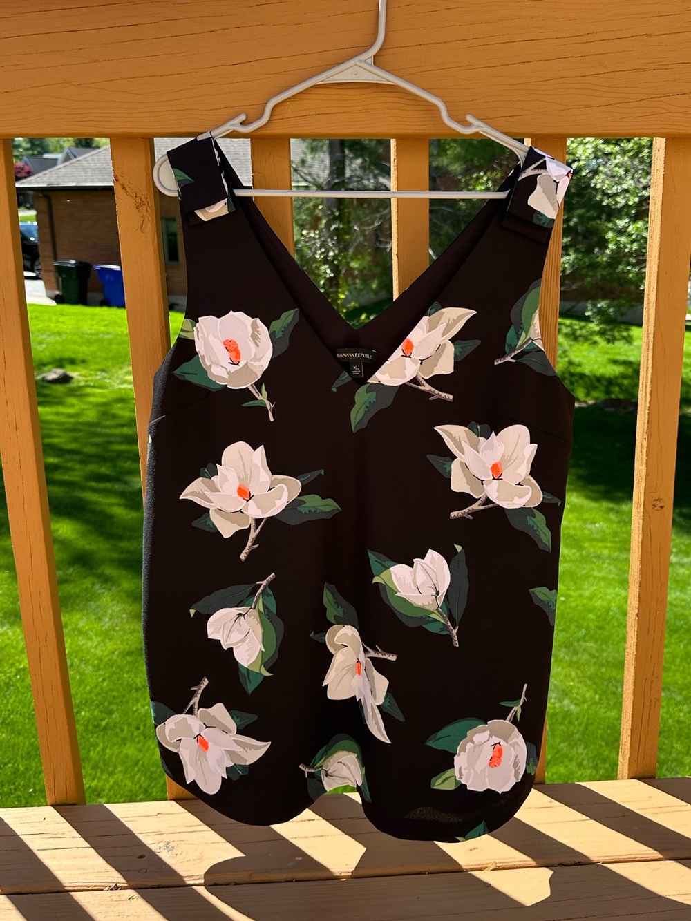 Banana Republic Black Floral V-Neck Sleeveless  Top - XL